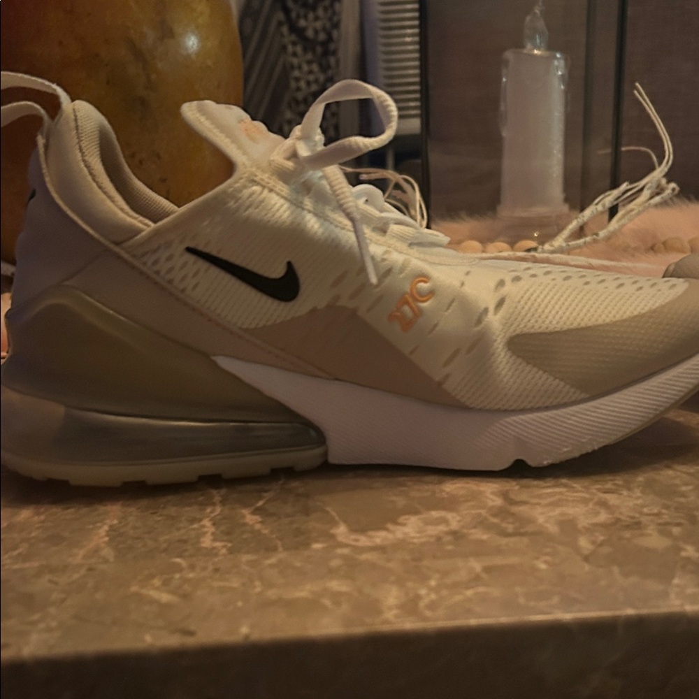 Woman’s Nike White and Gold Air270 Lightweight Sneakers size 7.5 - Picture 4 of 9
